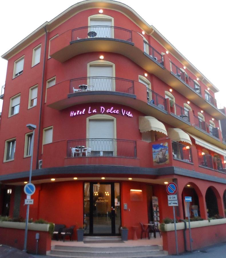 Hotel La Dolce Vita Римини Экстерьер фото
