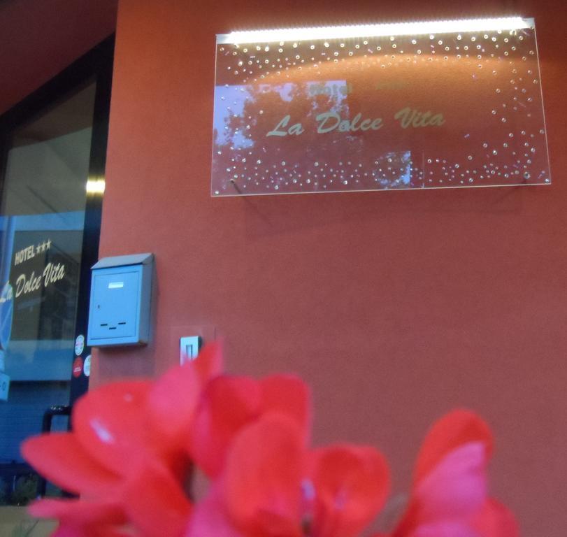 Hotel La Dolce Vita Римини Экстерьер фото