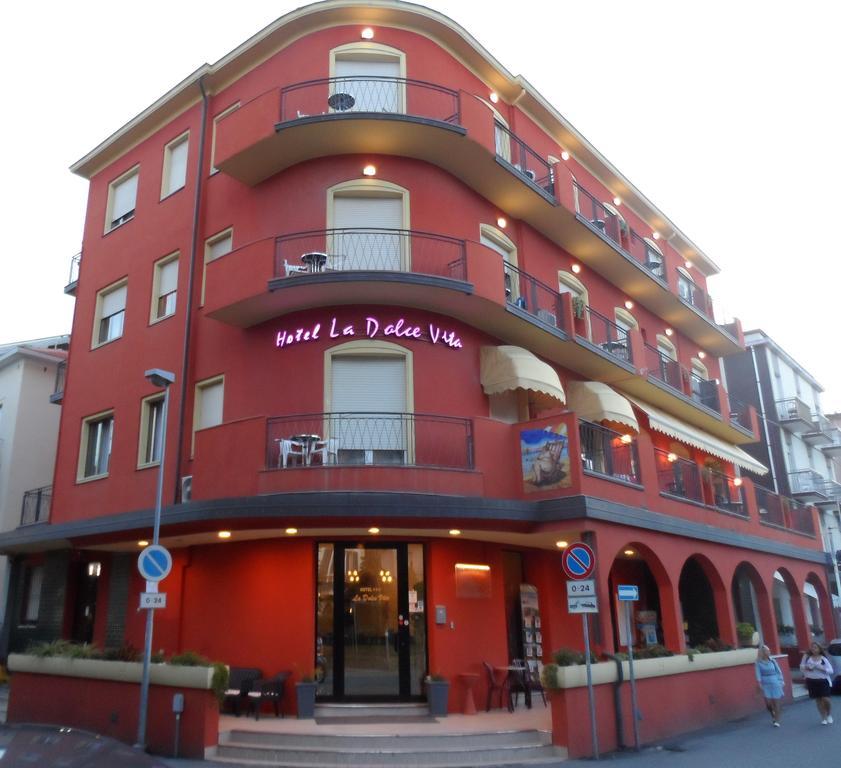 Hotel La Dolce Vita Римини Экстерьер фото