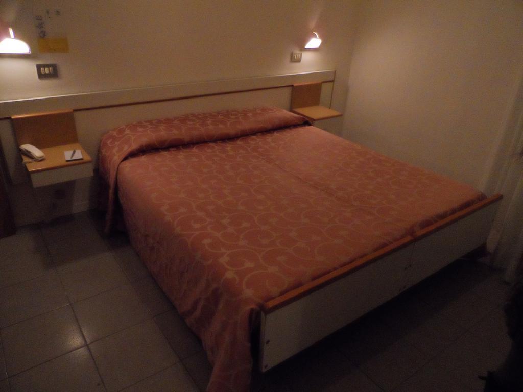 Hotel La Dolce Vita Римини Экстерьер фото
