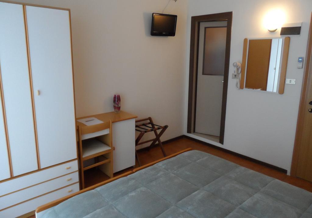 Hotel La Dolce Vita Римини Номер фото
