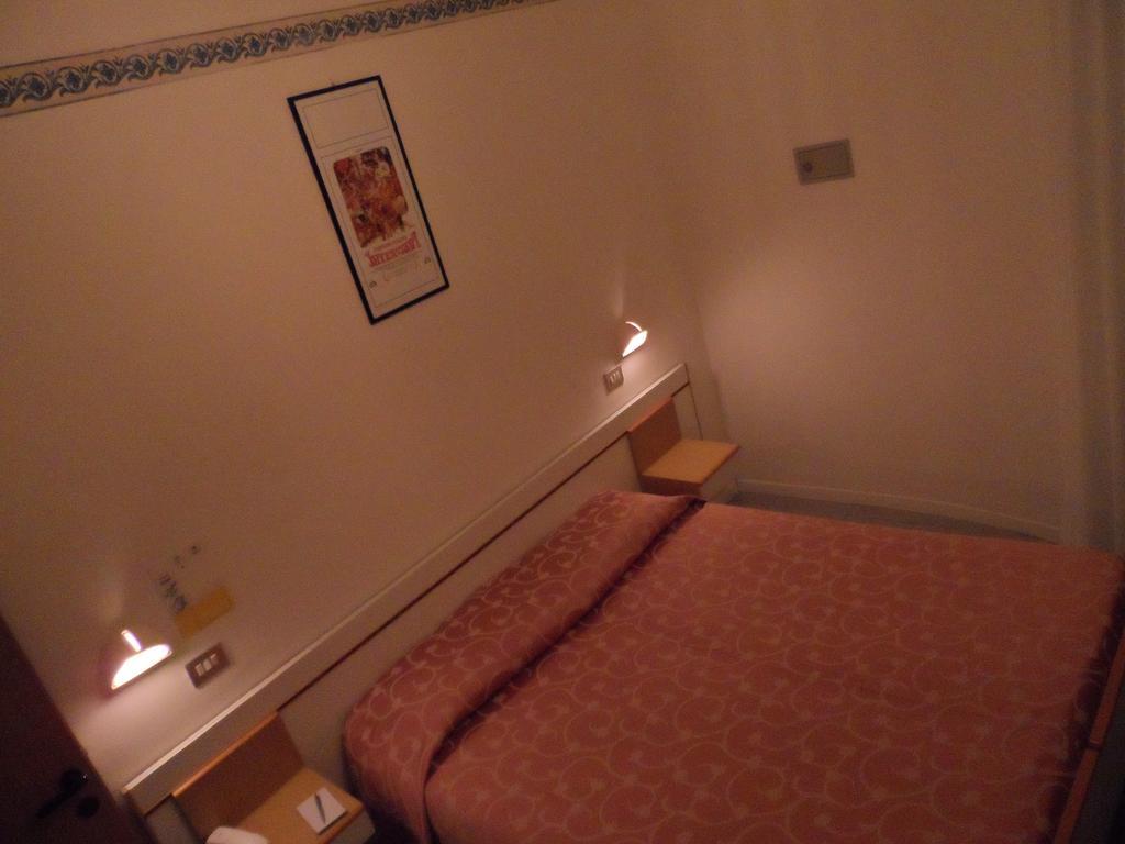 Hotel La Dolce Vita Римини Экстерьер фото