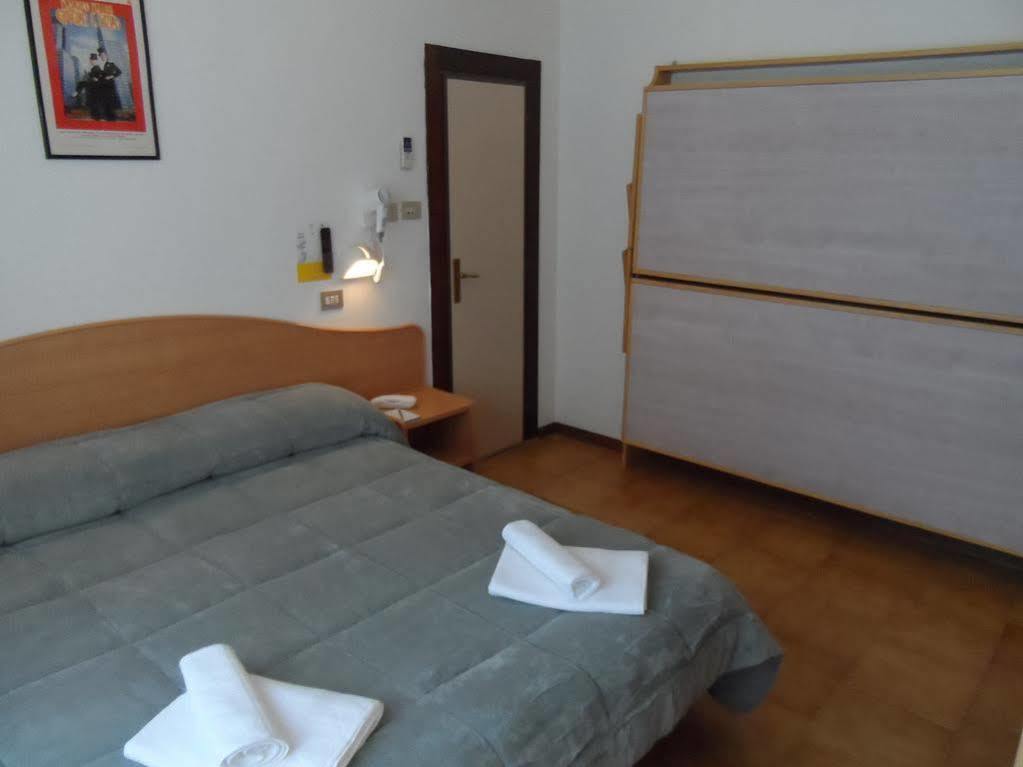 Hotel La Dolce Vita Римини Экстерьер фото